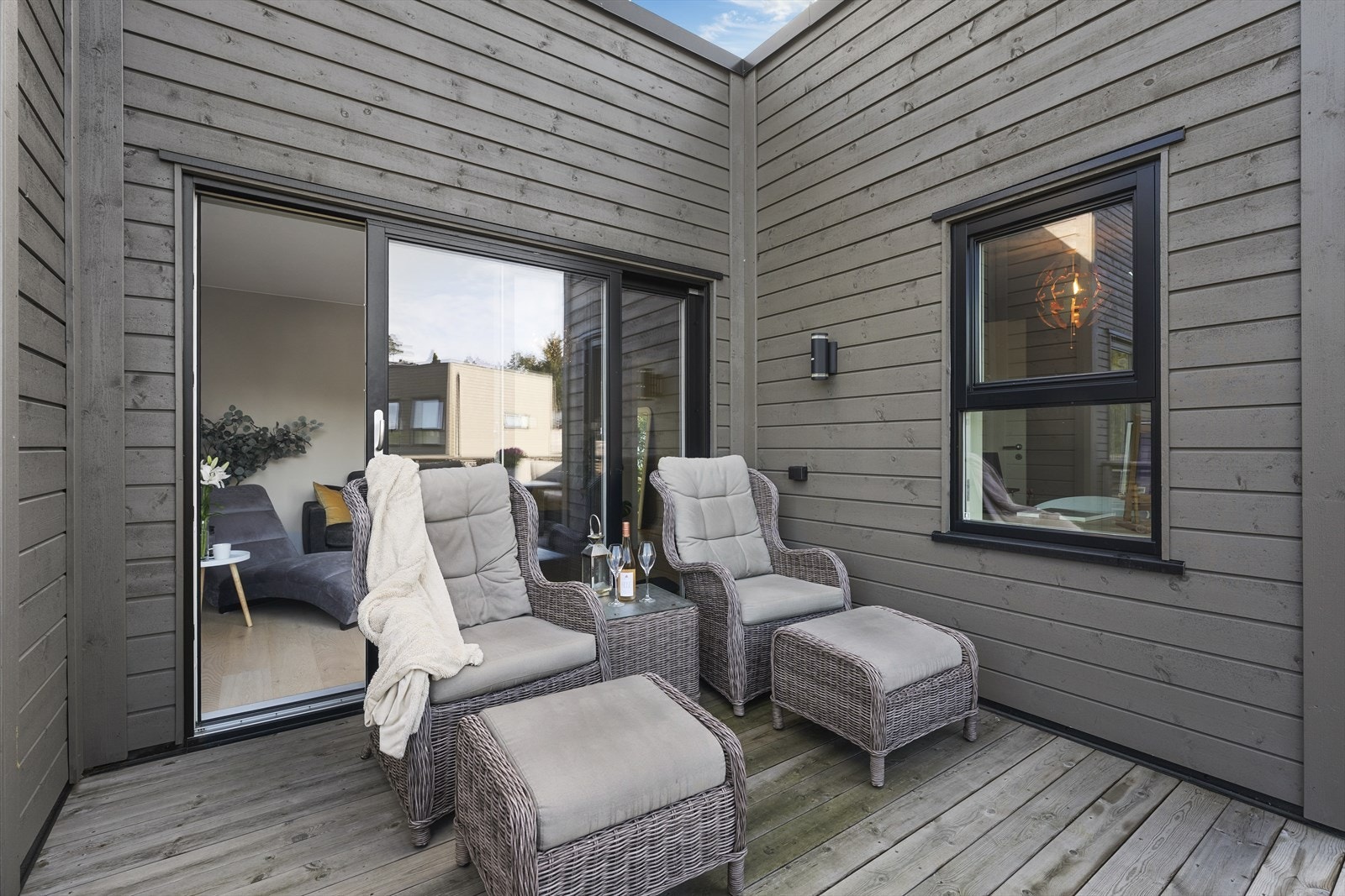 Solrik og usjenert terrasse Galleribilde