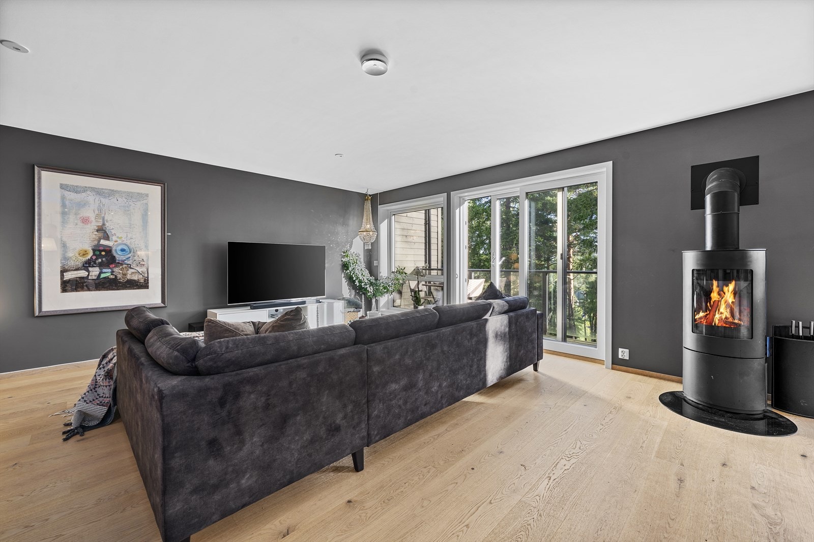 I stuen er det god plass til sofagruppe med tilhørende TV-møblement, samt spisegruppe. Peisovn som sørger for god oppvarming Galleribilde