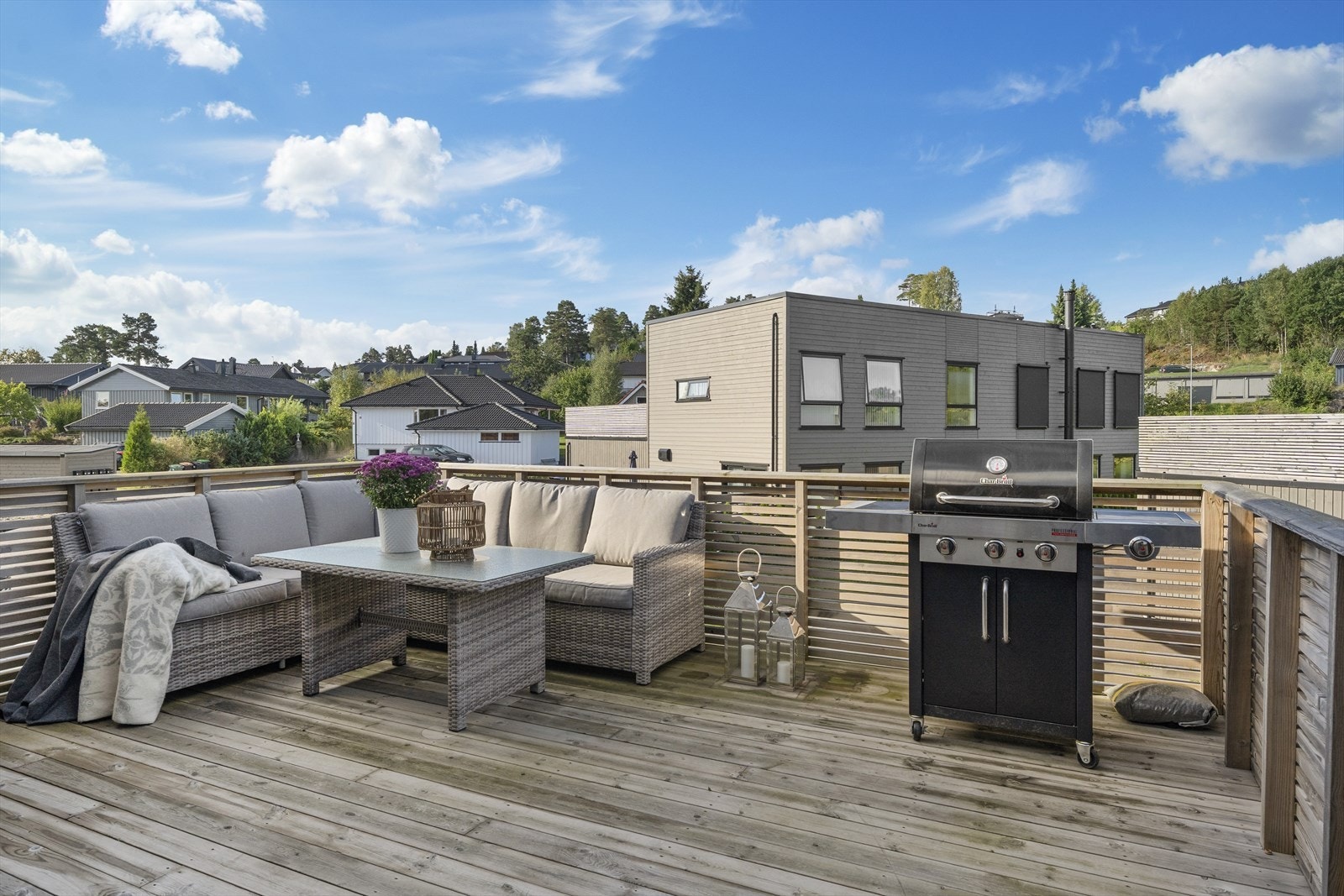 Solrik terrasse med plass til møblement og grill Galleribilde