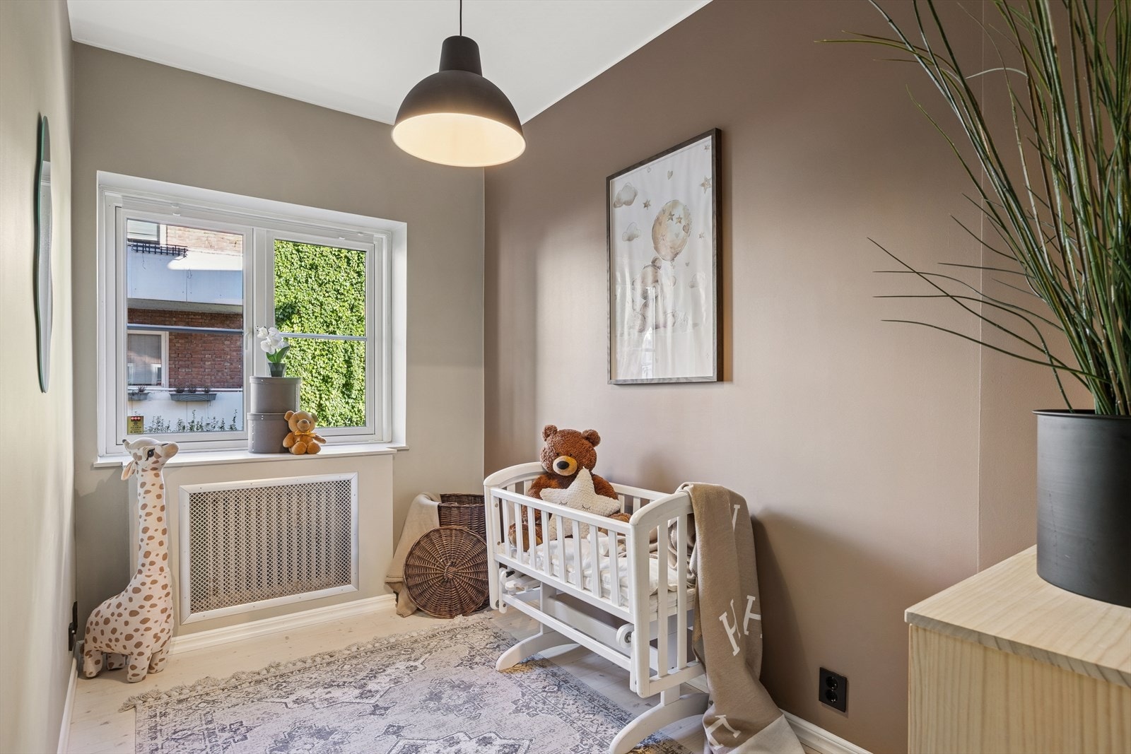 Soverommene har plass til seng, nattbord og annet ønskelig møblement. Det er lagt opp tv og internettuttak i vegg, alt tilrettelagt for flere bruksmuligheter som feks. kontor. Galleribilde