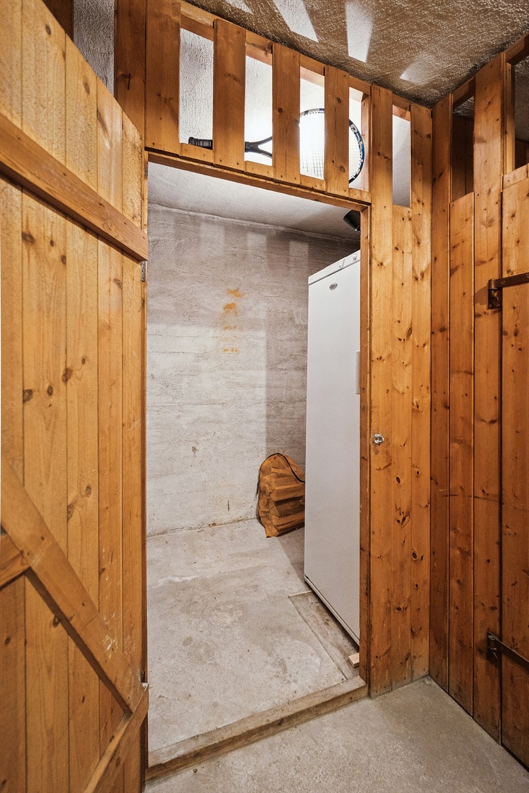 Leiligheten har tilhørende hele 4 kjellerboder og en loftsbod.
Totalt 19 kvm bodplass. Her fra kjellerbod med innlagt strøm. Galleribilde