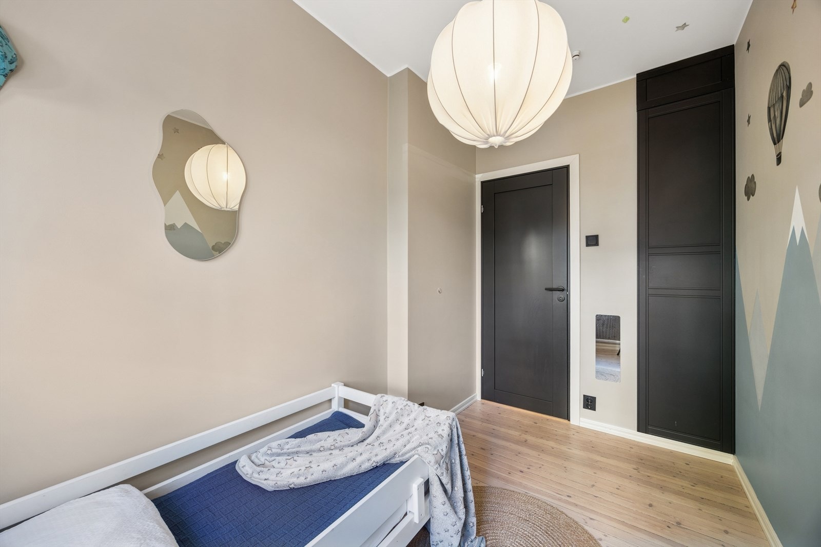 Praktisk integrert garderobeskap. Galleribilde