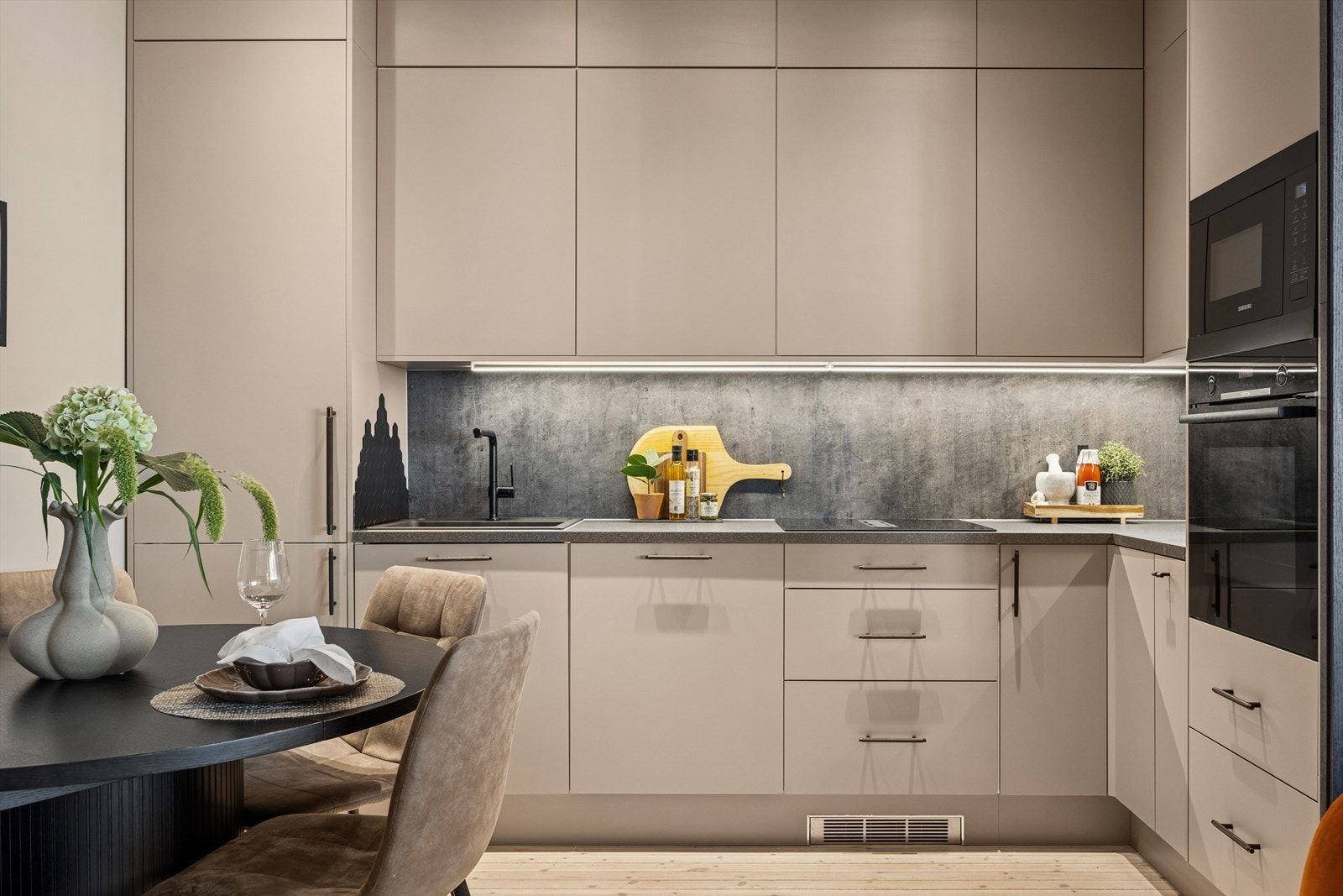 Det er kitchen board på veggen over benken, og under overskapene sørger LED-belysning for godt arbeidslys. Galleribilde