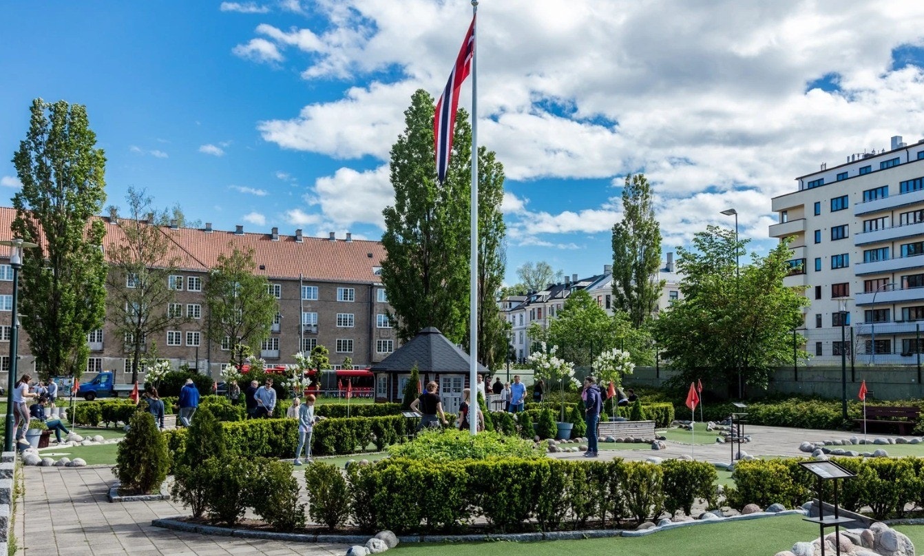 Marienlyst Minigolfpark ligger rett på andre siden av Kirkeveien. Kun et par min gange fra leiligheten. Galleribilde