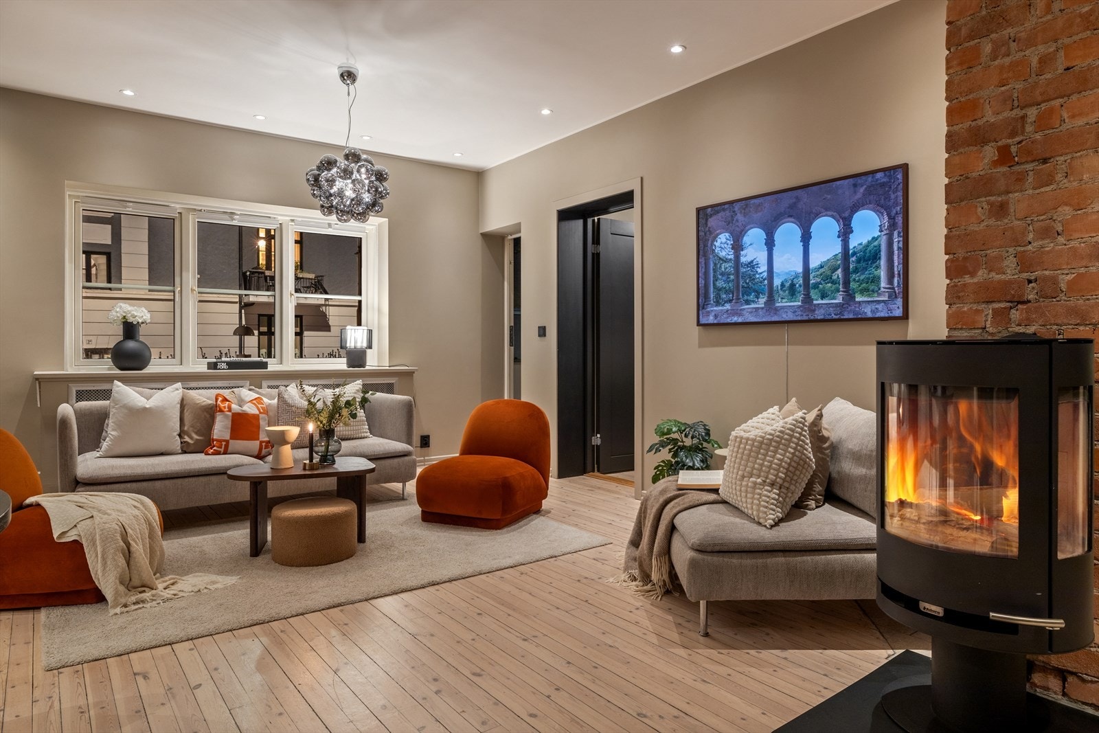 Peisovnen fra 2022 kombinert med innfelte downlights i taket gir en varm og innbydende stemning, ideell for rolige kvelder hjemme. Galleribilde