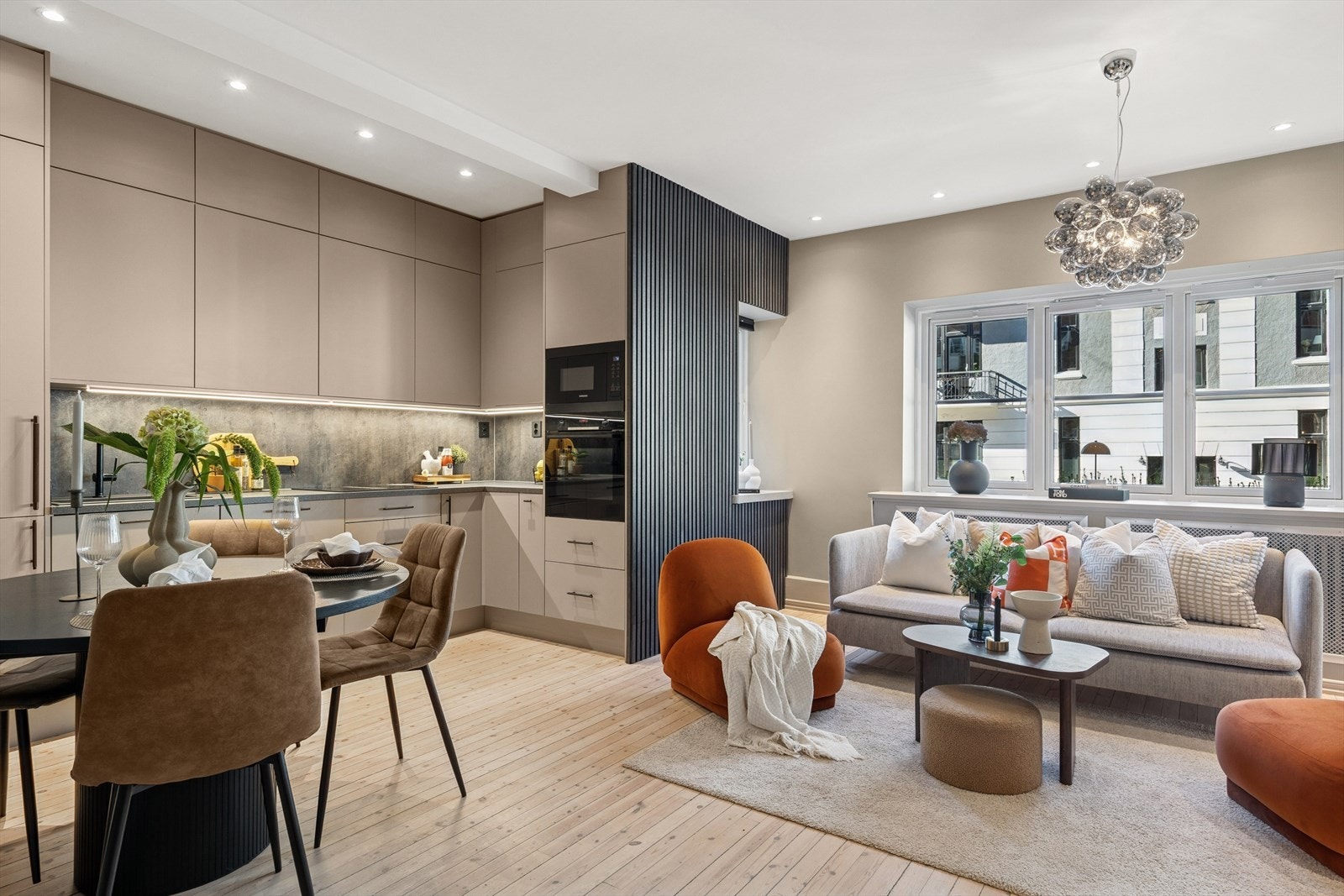 Kjøkken og stue er kombinert i en åpen planløsning som legger til rette for et sosialt og funksjonelt hjemmemiljø. Galleribilde