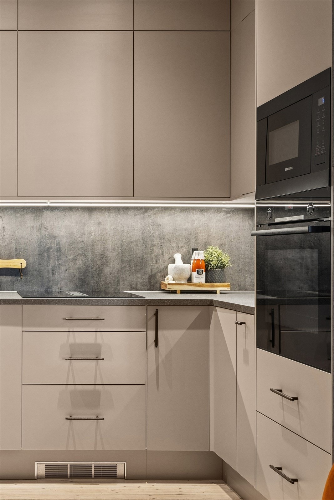 Kjøkkenet har nedfelt platetopp med integrert ventilator. Galleribilde