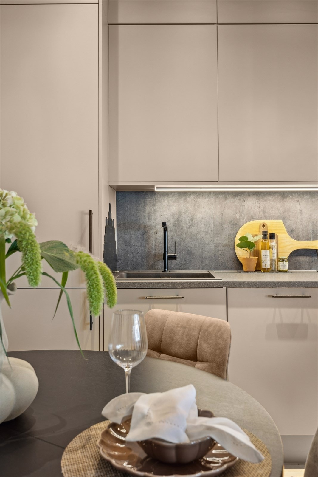 Benkeplaten i laminat er utstyrt med nedfelt oppvaskkum og ettgreps blandebatteri. Galleribilde