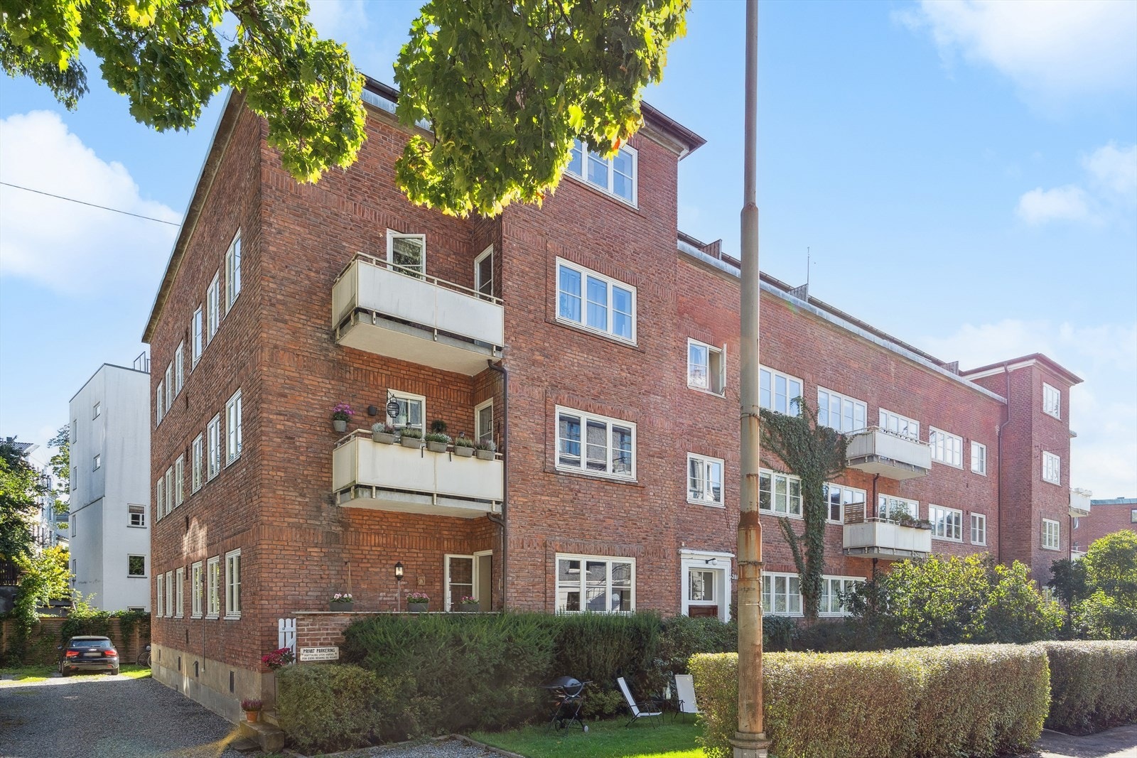 Sameiet disponerer parkeringsplasser på eiendommen, og disse tildeles etter ventelisteprinsippet. Beboere som ønsker parkeringsplass må melde sin interesse til styreleder. Galleribilde