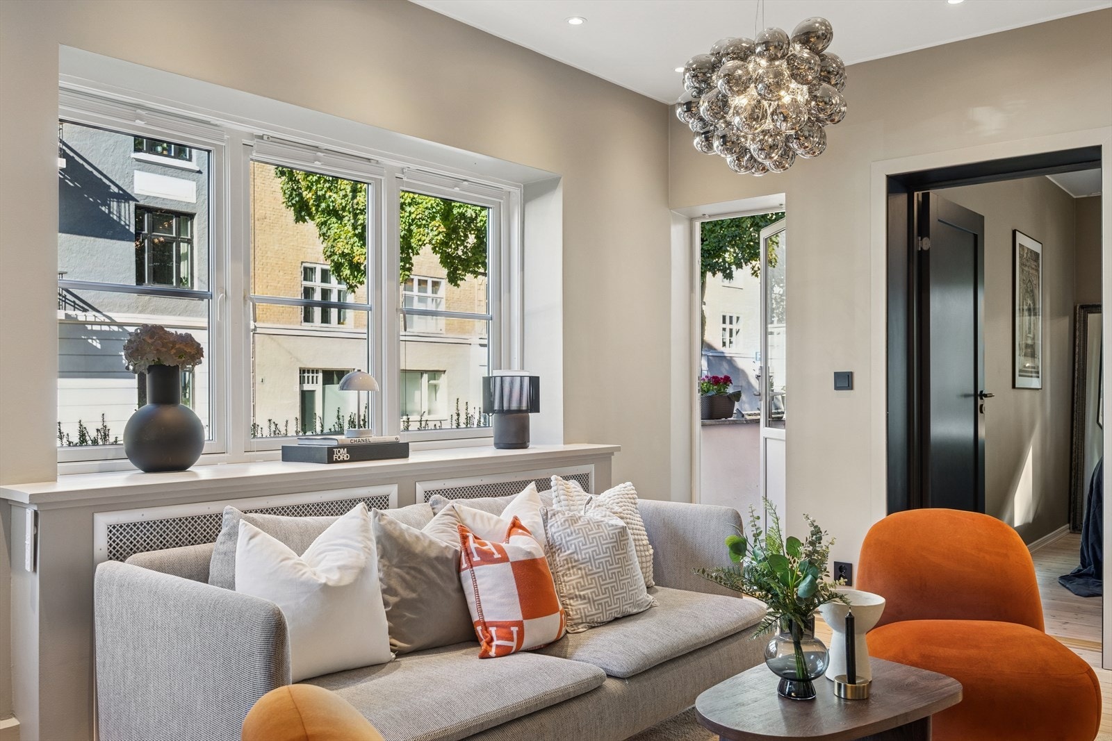 Store vindusflater og balkongdør slipper inn rikelig med naturlig lys og gir rommet en lys og luftig atmosfære. Galleribilde