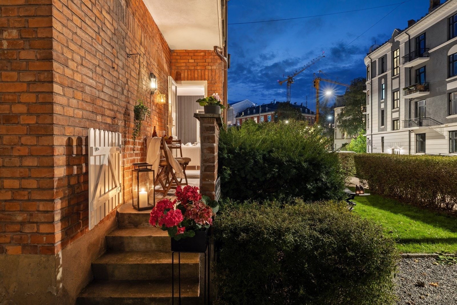 Balkongen er overbygd og utstyrt med både belysning og stikkontakt - noe som gjør den funksjonell og brukervennlig også på kveldstid. Galleribilde