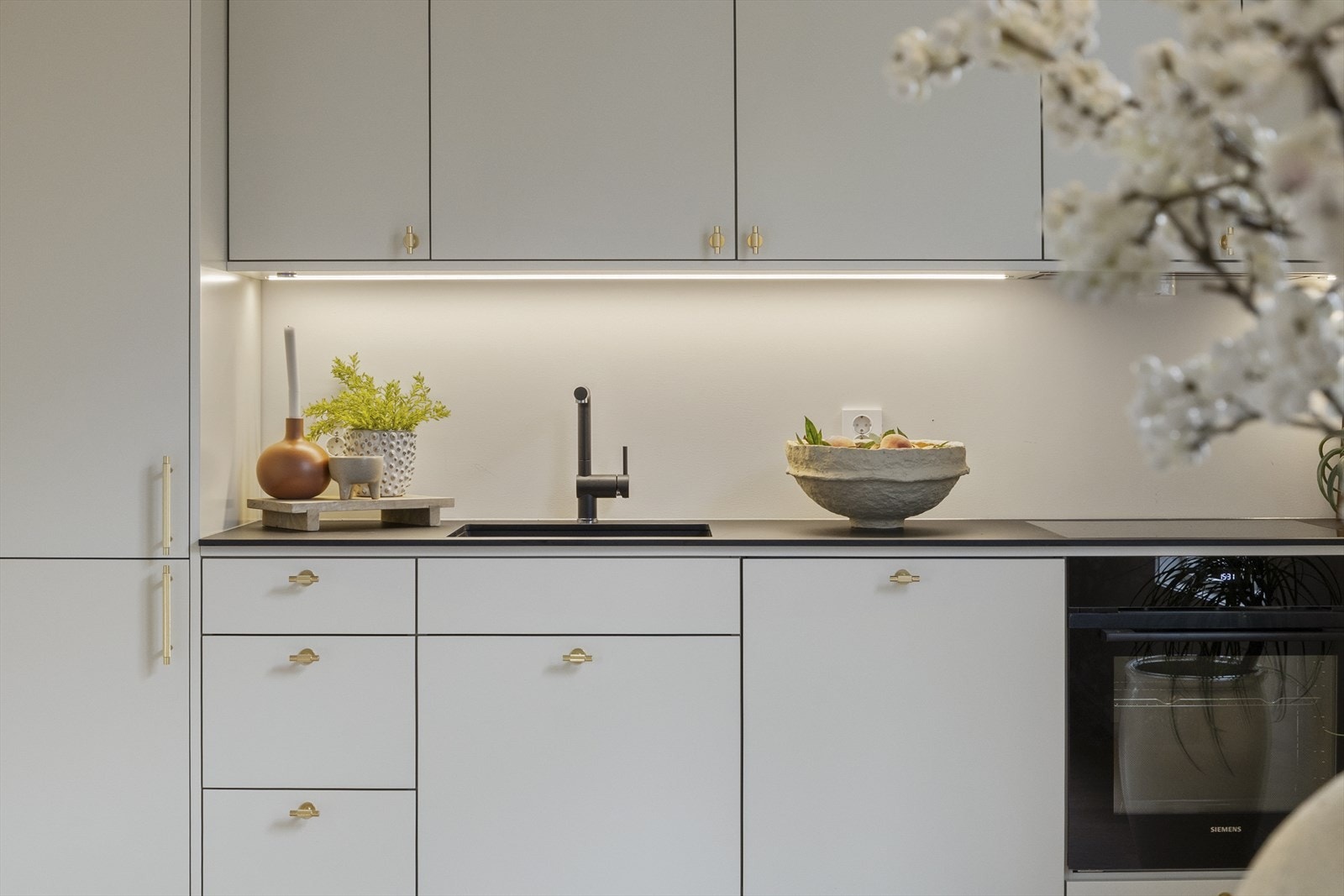 Eksklusivt kjøkken fra 2025 som er skreddersydd med kvalitet og moderne eleganse. Galleribilde