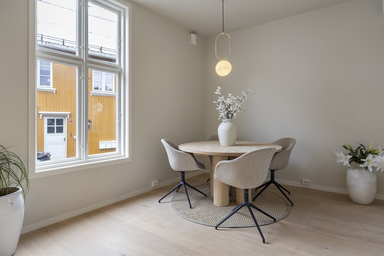 Ved kjøkkenet er det plass til spisebord. Galleribilde