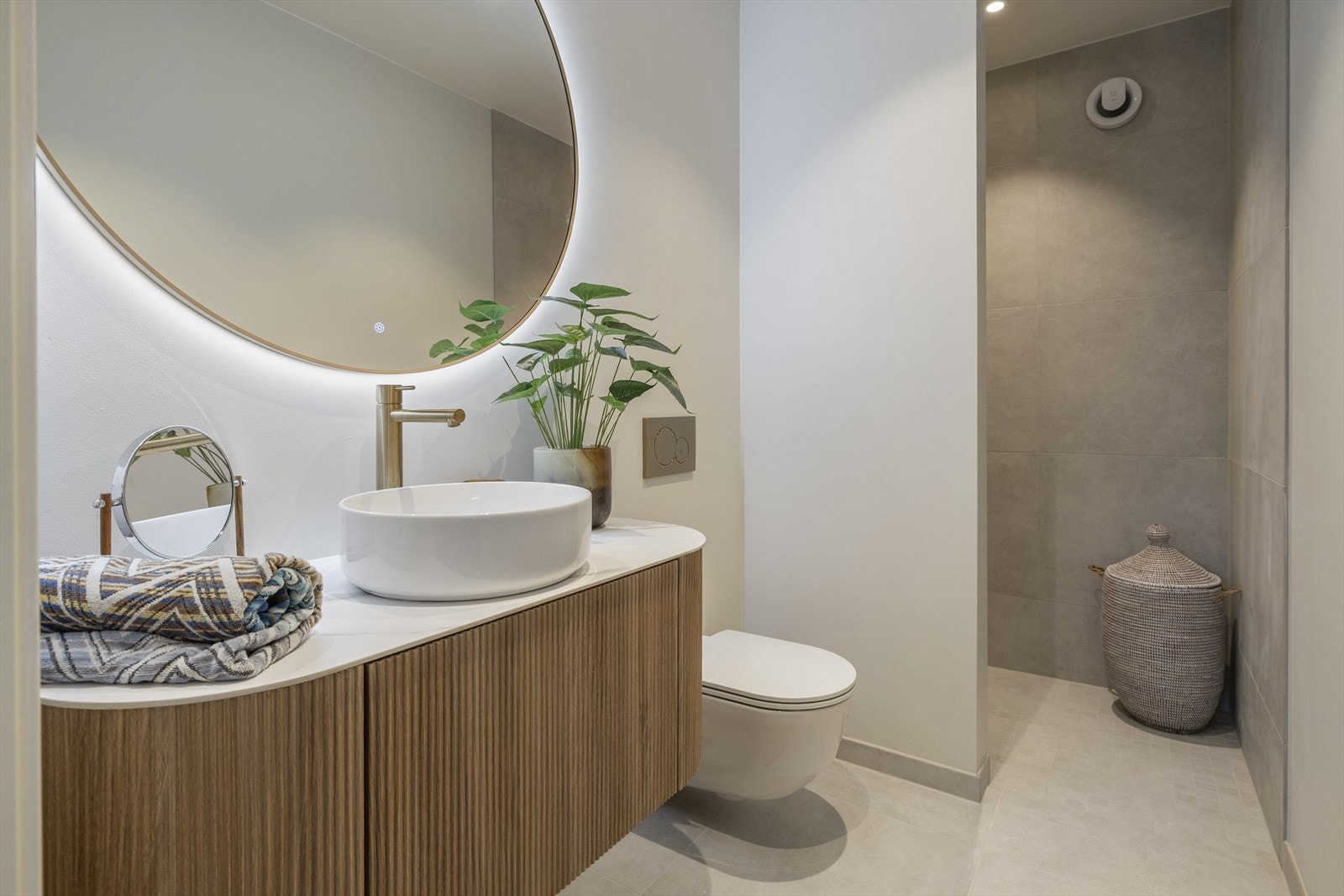 Lekkert bad fra 2025 med eksklusiv innredning fra Nygaard Bad. Badet fremstår moderne og gjennomført med store 60x60 fliser på gulv og i dusjsone, som gir et stilrent og harmonisk uttrykk. Galleribilde