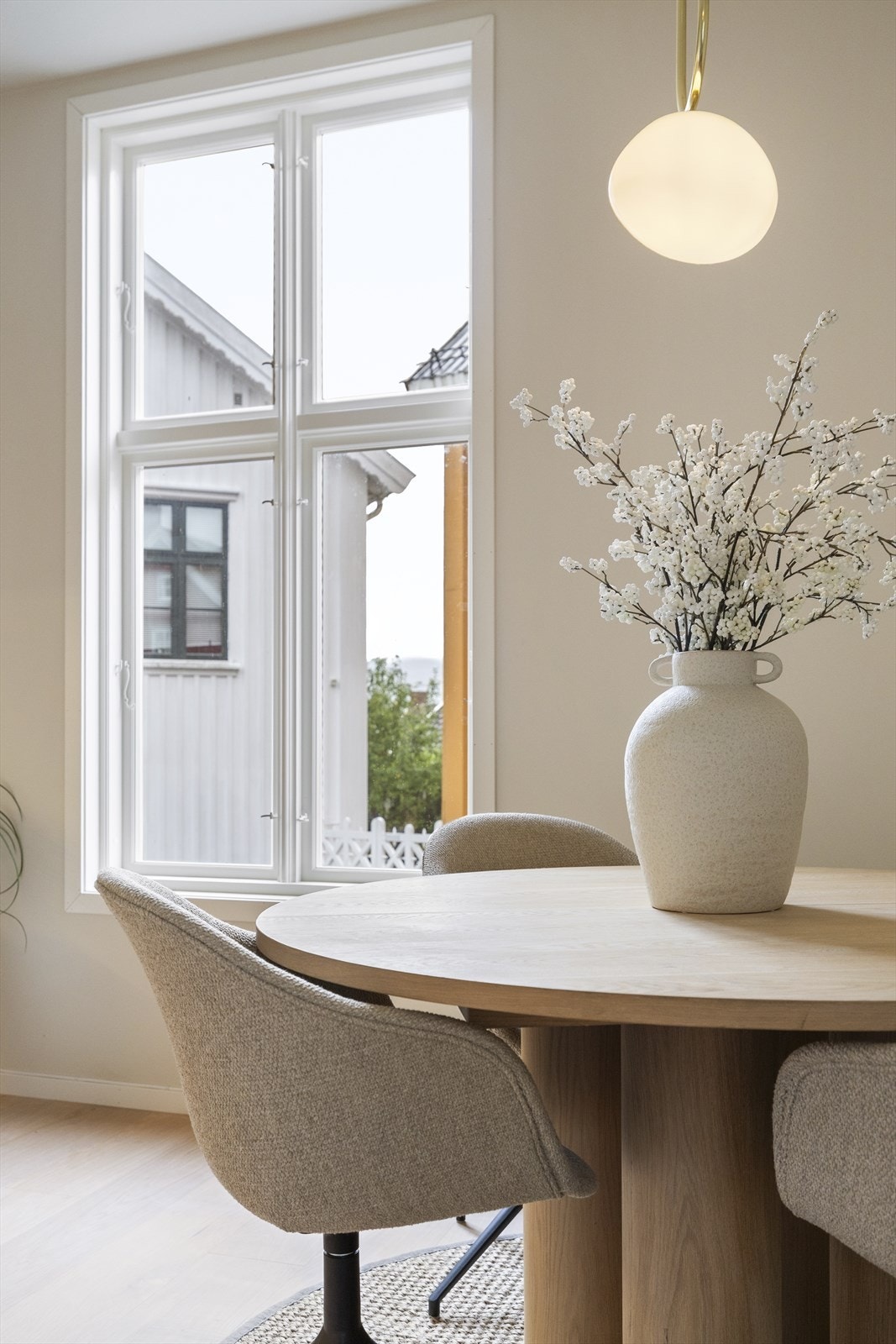 Den varme beigefargen gir kjøkkenet et sofistikert og tidløst preg, og skaper en lun atmosfære Galleribilde