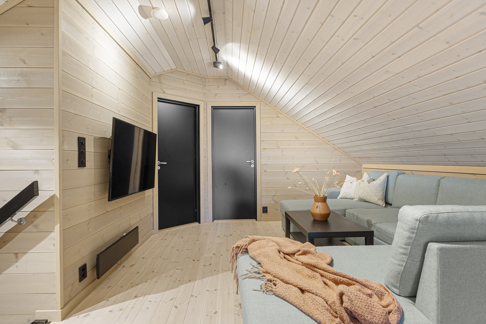 Perfekt som tv-stue for ungdommen eller som en ekstra stue hvor gjestene kan trekke seg tilbake Galleribilde