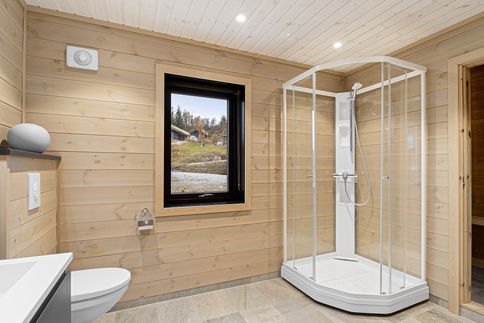 Lekkert bad med flislagt gulv med varmekabler Galleribilde