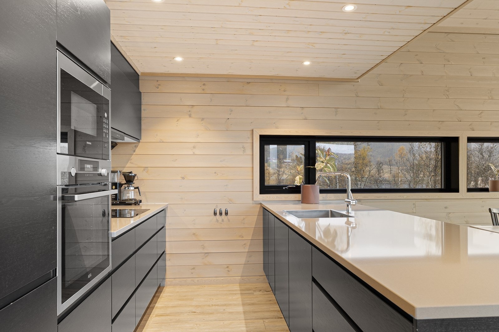 Svært god skap- og benkeplass Galleribilde