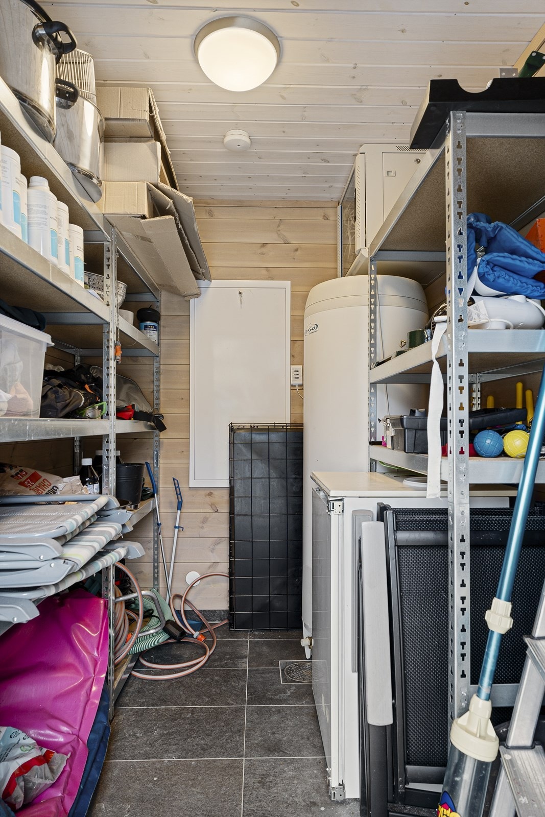 Utvendig sportsbod med god plass til oppbevaring av skiutstyr Galleribilde