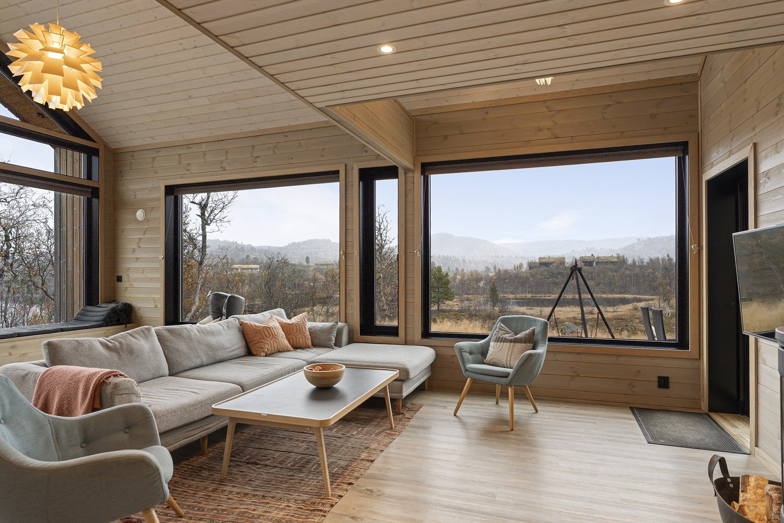 De store vindusflatene gir mye naturlig lys Galleribilde