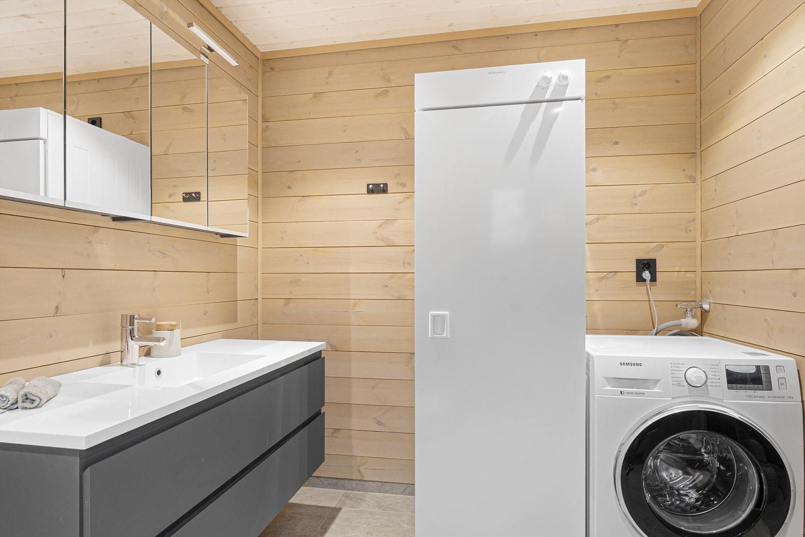 Romslig bad/vaskerom med flislagt gulv Galleribilde