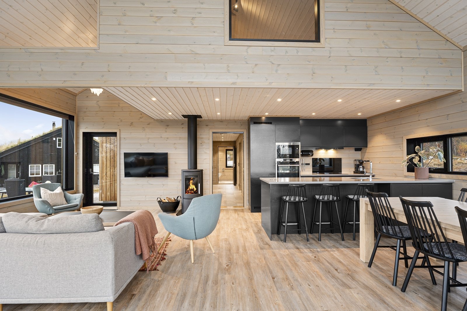 God plass til stort spisebord og stor sofagruppe - God plass til storfamilien eller perfekt som firmahytte Galleribilde