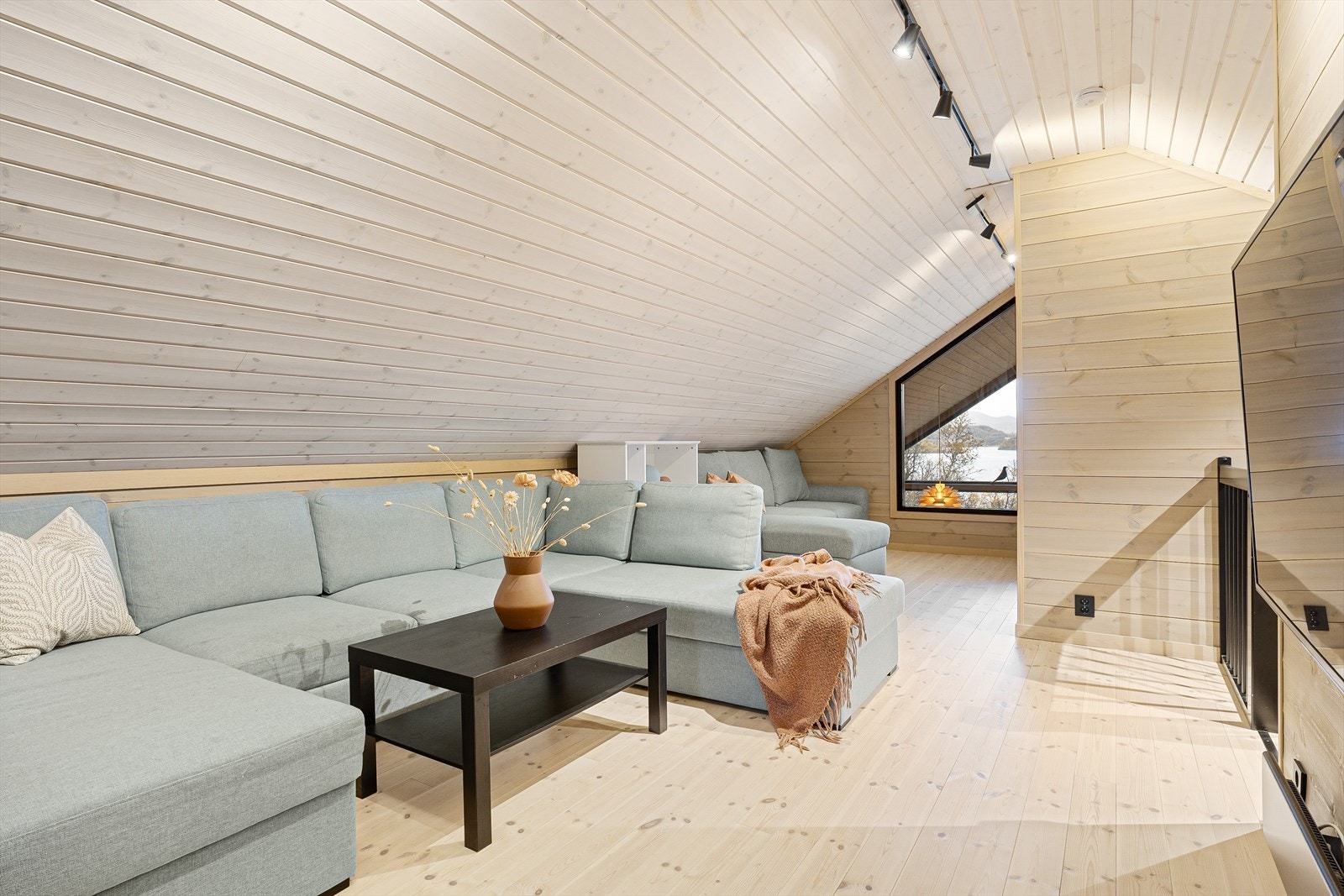 Romslig loftstue i 2. etasje Galleribilde