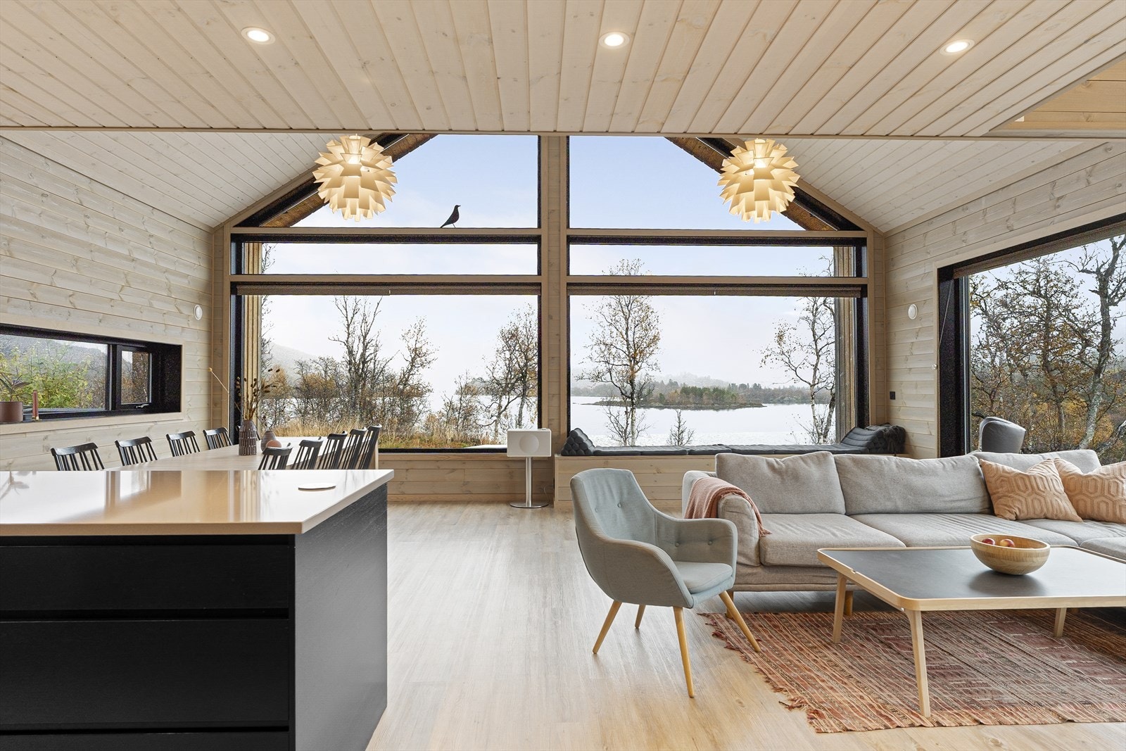 Hytten har stue med fantastisk takhøyde og store vinduer mot den nydelige utsikten Galleribilde