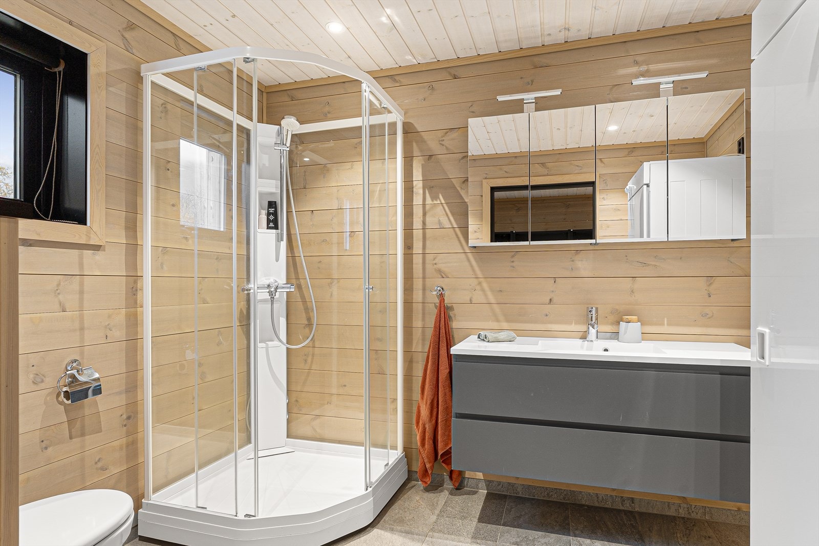 Moderne innredning med gode oppbevaringsmuligheter Galleribilde