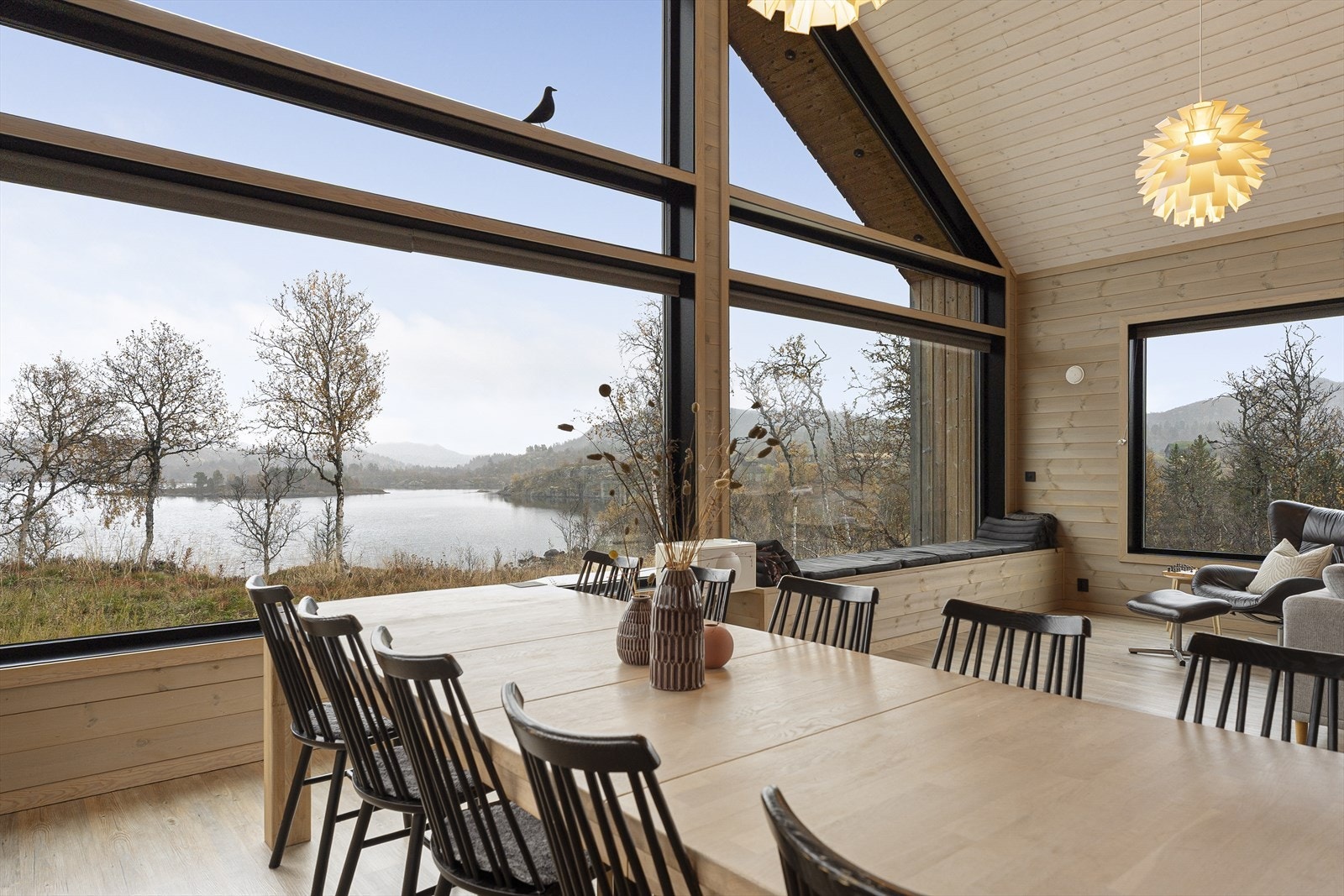 Hytten har god planløsning og inneholder to stuer, to bad, fire soverom og stor utebod. Galleribilde