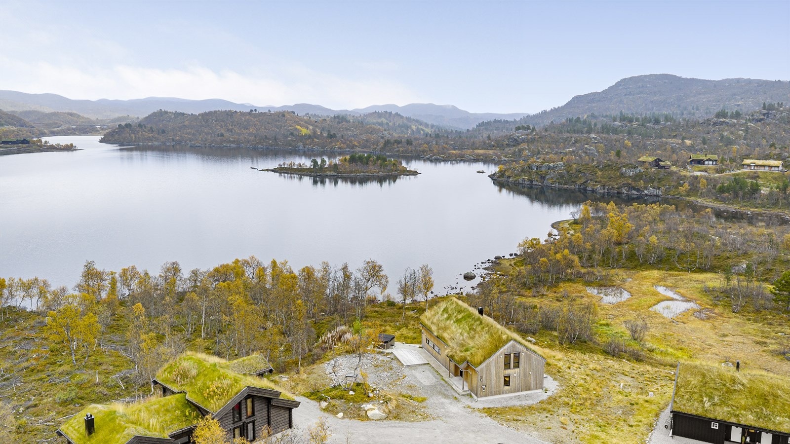 Deler av eiendommen og arealet foran er regulert til LNRF som gir fri utsikt Galleribilde