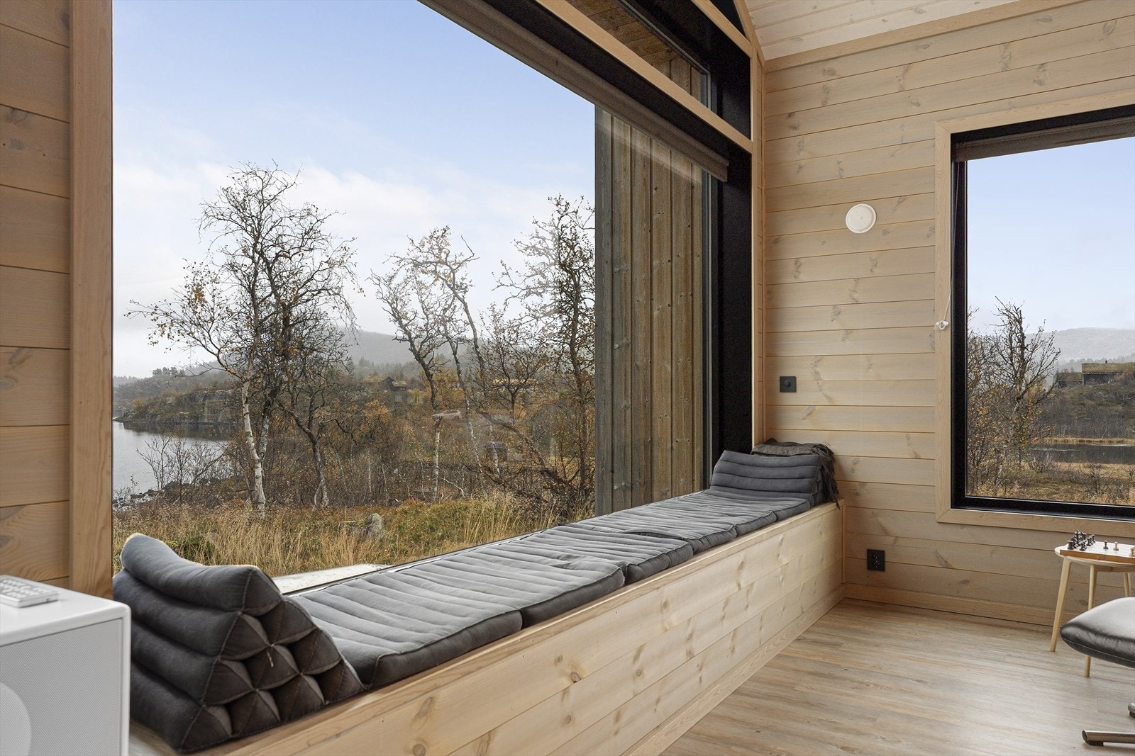 Lekre material- og fargevalg er gjennomgående i hytten Galleribilde