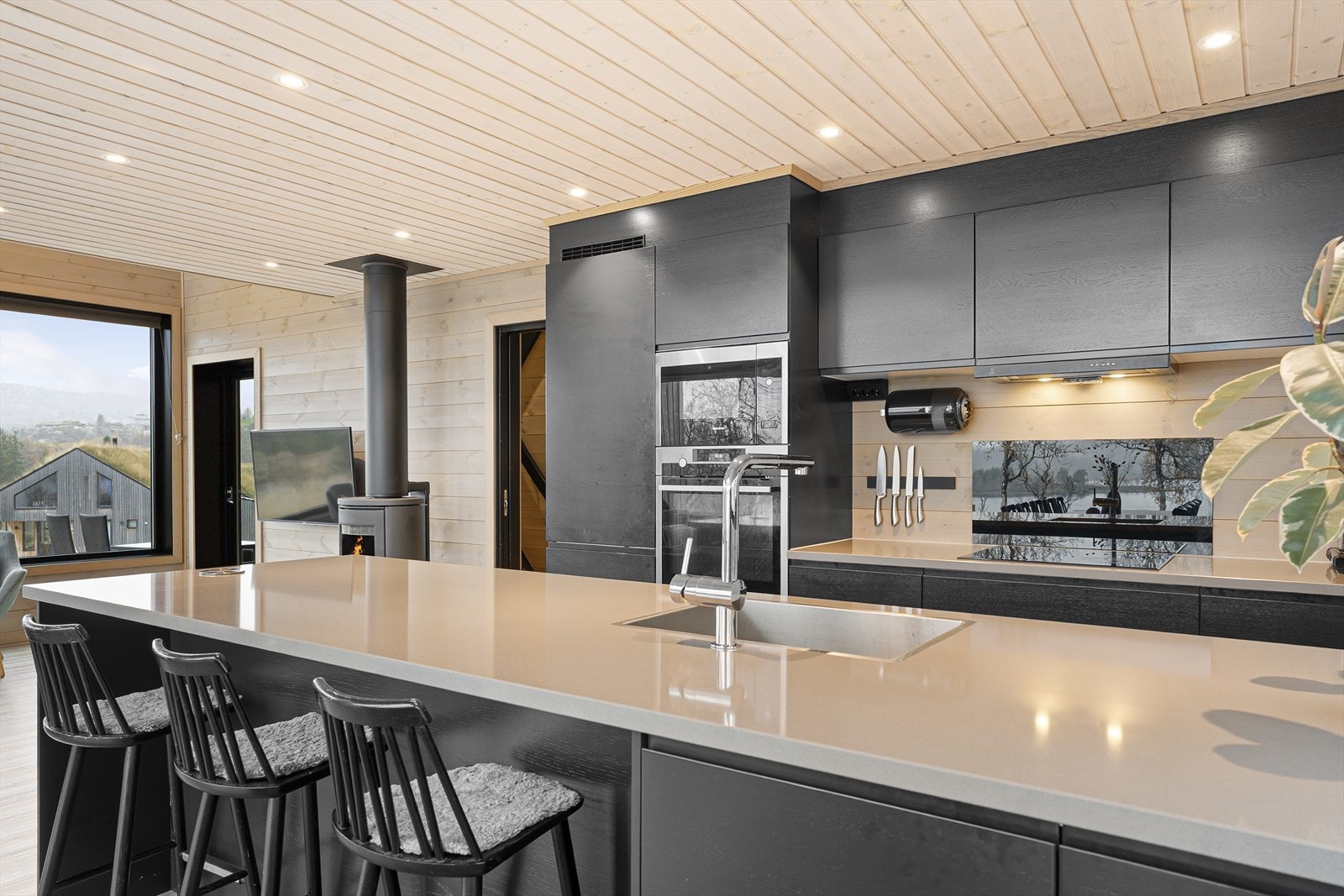 Innholdsrikt og delikat kjøkken med benkeplate av stein. Integrerte hvitevarer. Galleribilde