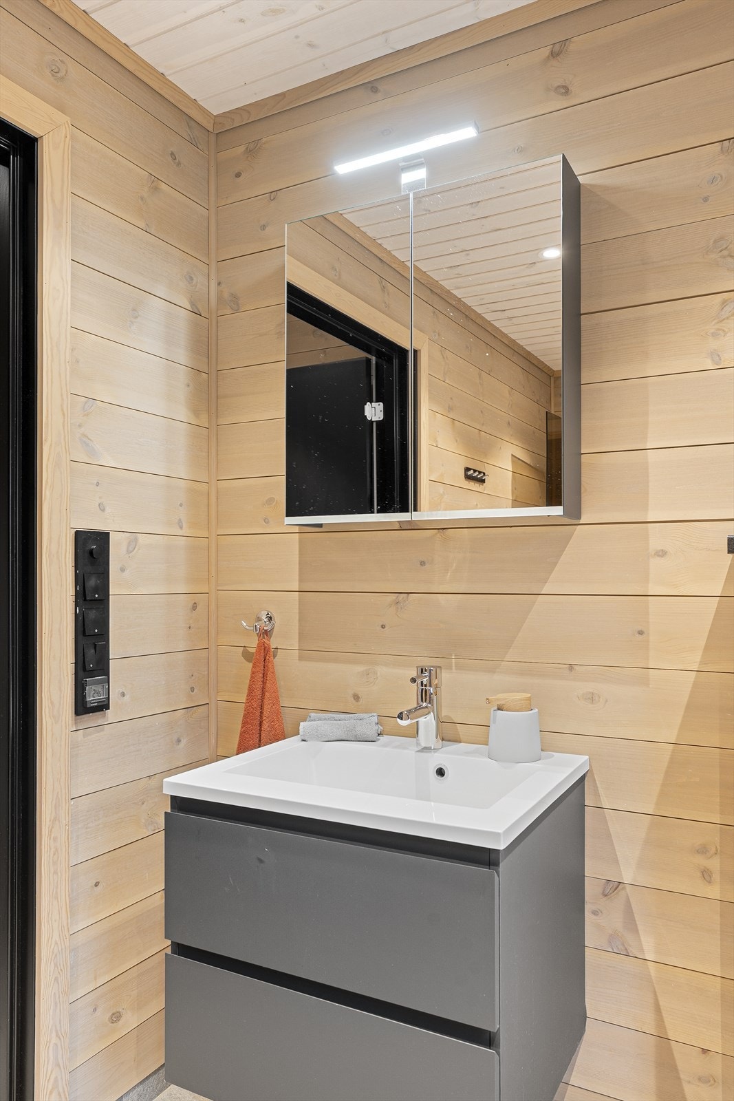 Moderne innredning med servant og skuffer til oppbevaring Galleribilde