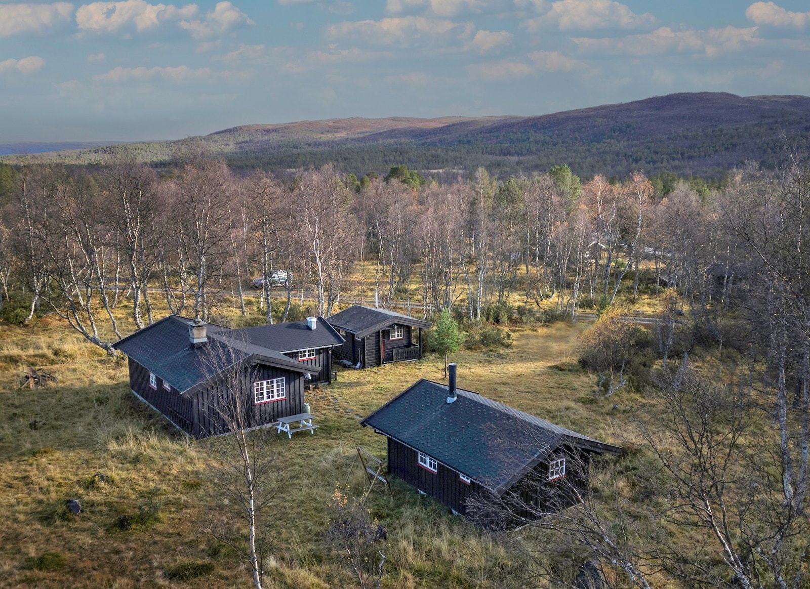 Eiendommen ligger ved kommunegrensa mellom Oppdal og Rennebu. Galleribilde
