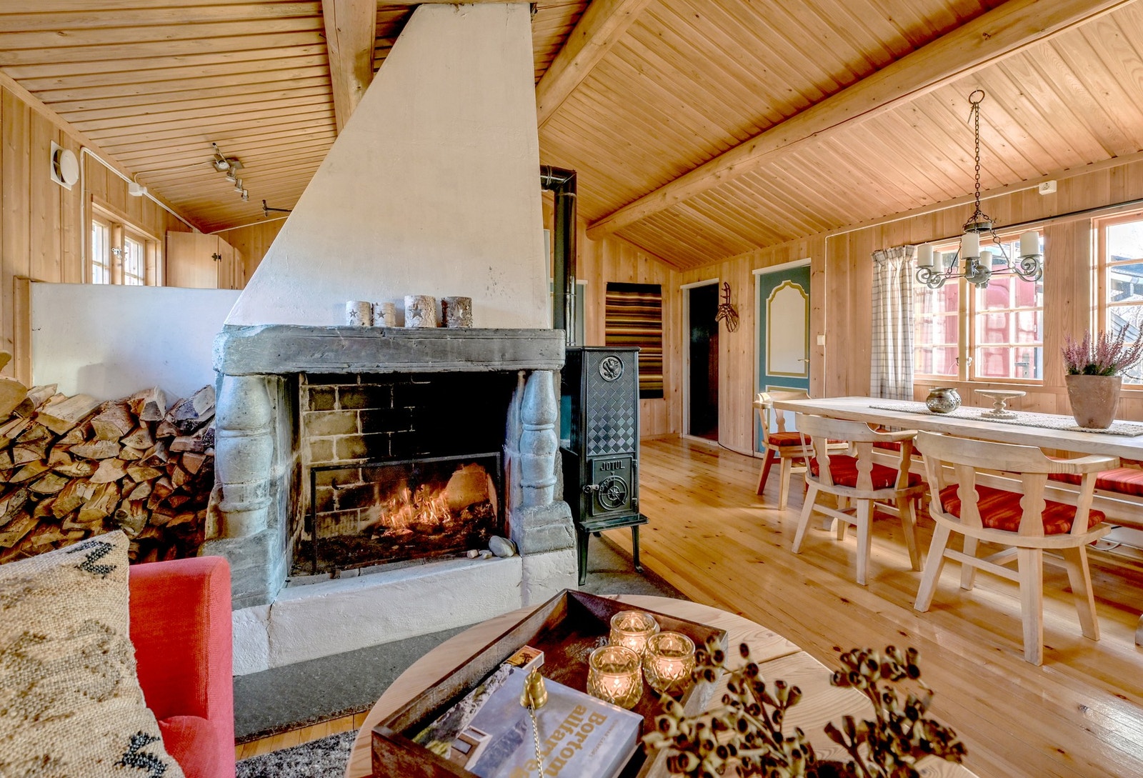 I tillegg til peis har man ovn. Galleribilde