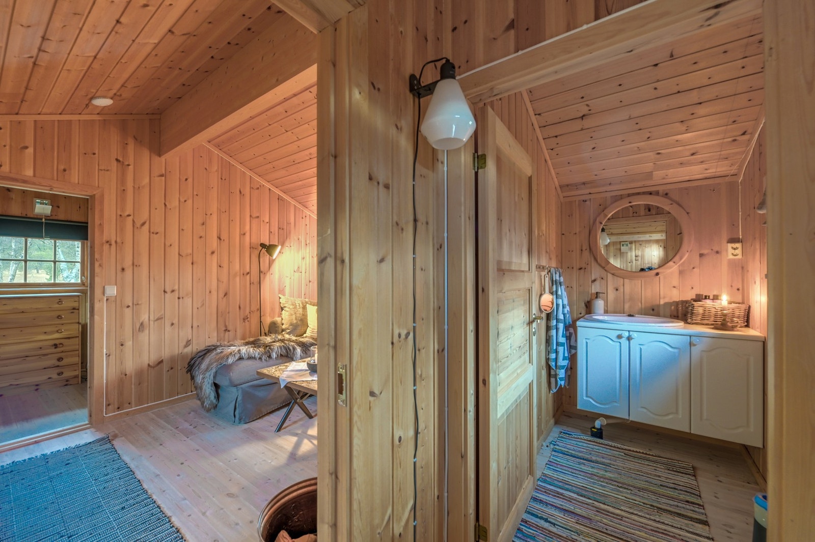 Oppholdsrom og bad i annekset. Galleribilde