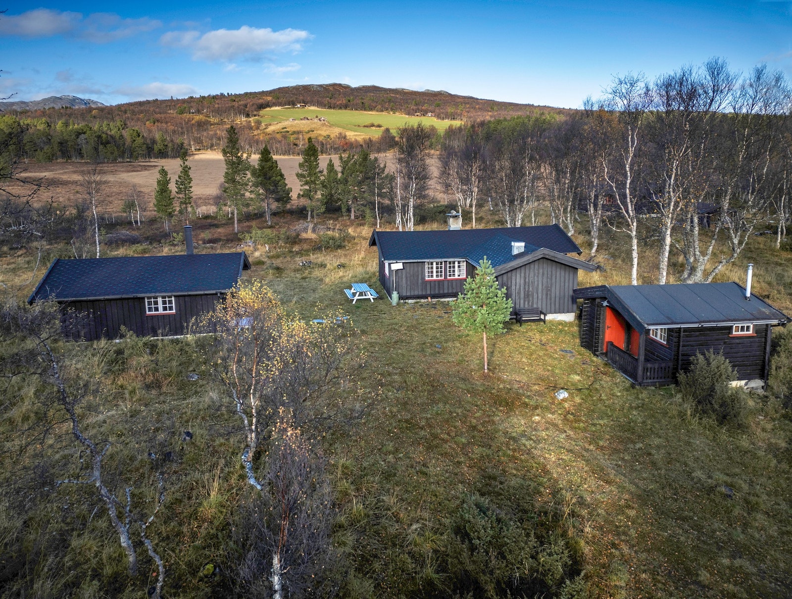 Eiendommen består av en hytte, anneks, samt et uthus. Galleribilde