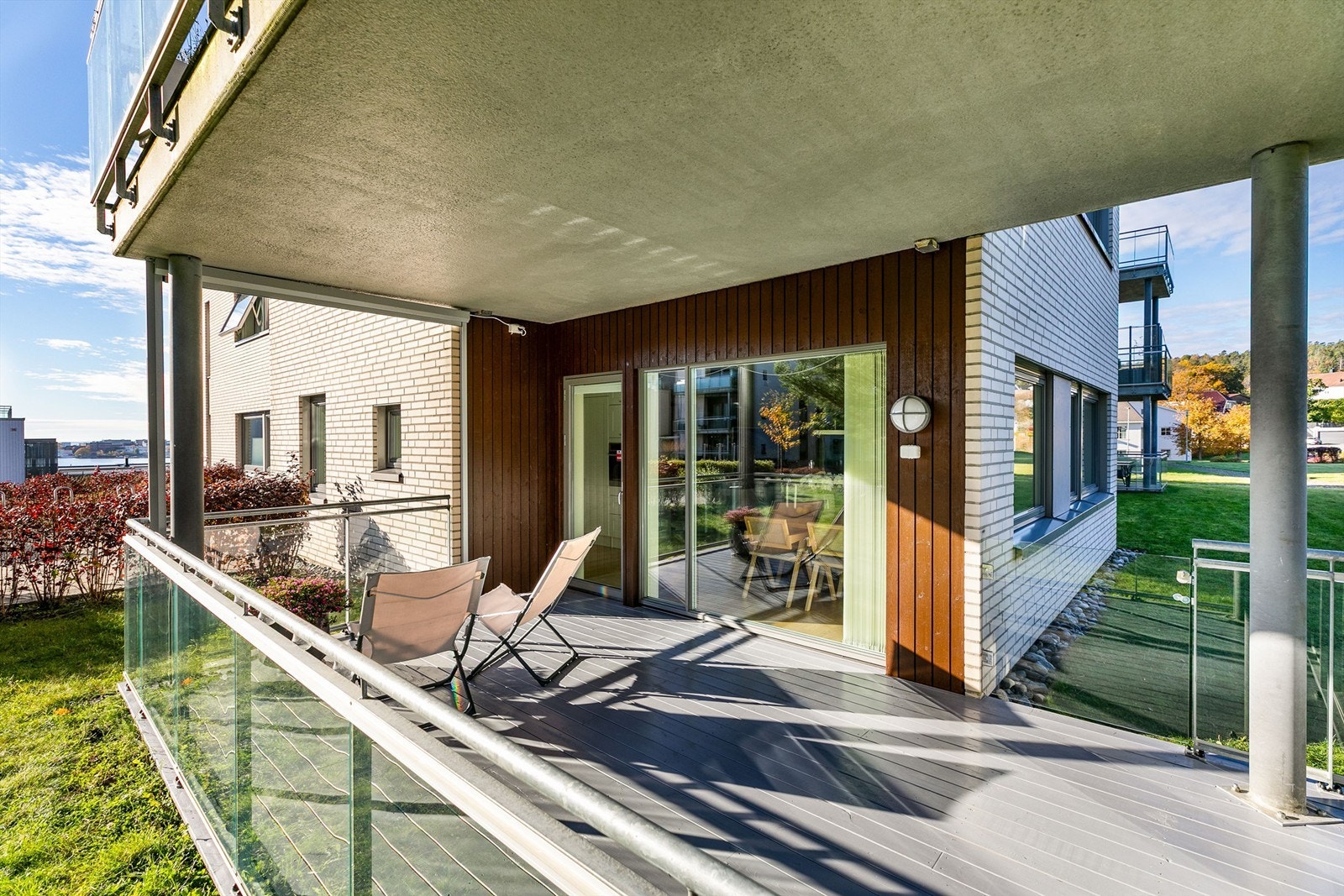 Store deler av året er det sol på terrassen morgen eller formiddag. Sommerstid titter også kveldssolen inn noen timer. Galleribilde