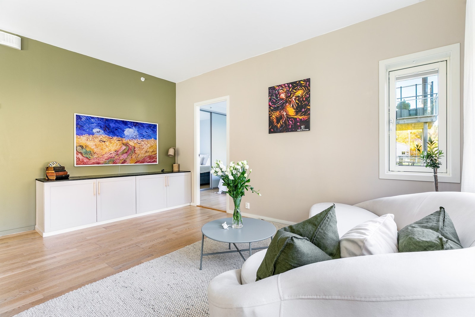 Ekstra himlingshøyde på opptil 2,7 meter har positiv innvirkning på flere rom - stuen inkludert. Galleribilde