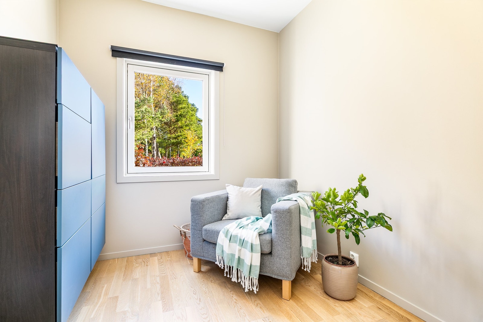 Gulvflate på ca. 6,5 kvm. og tilbaketrukken plassering ved entreen gjør soverom II til et naturlig barne- eller gjesterom. Galleribilde