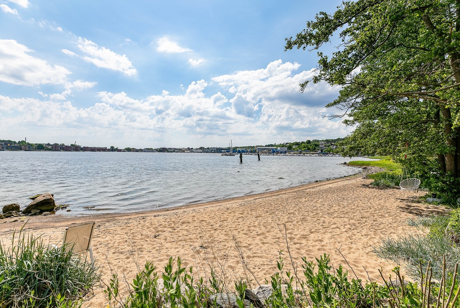 Bademuligheter er det mange av på Jeløy, blant annet på den vakre Rosnesstranda rett nedenfor leiligheten. Galleribilde