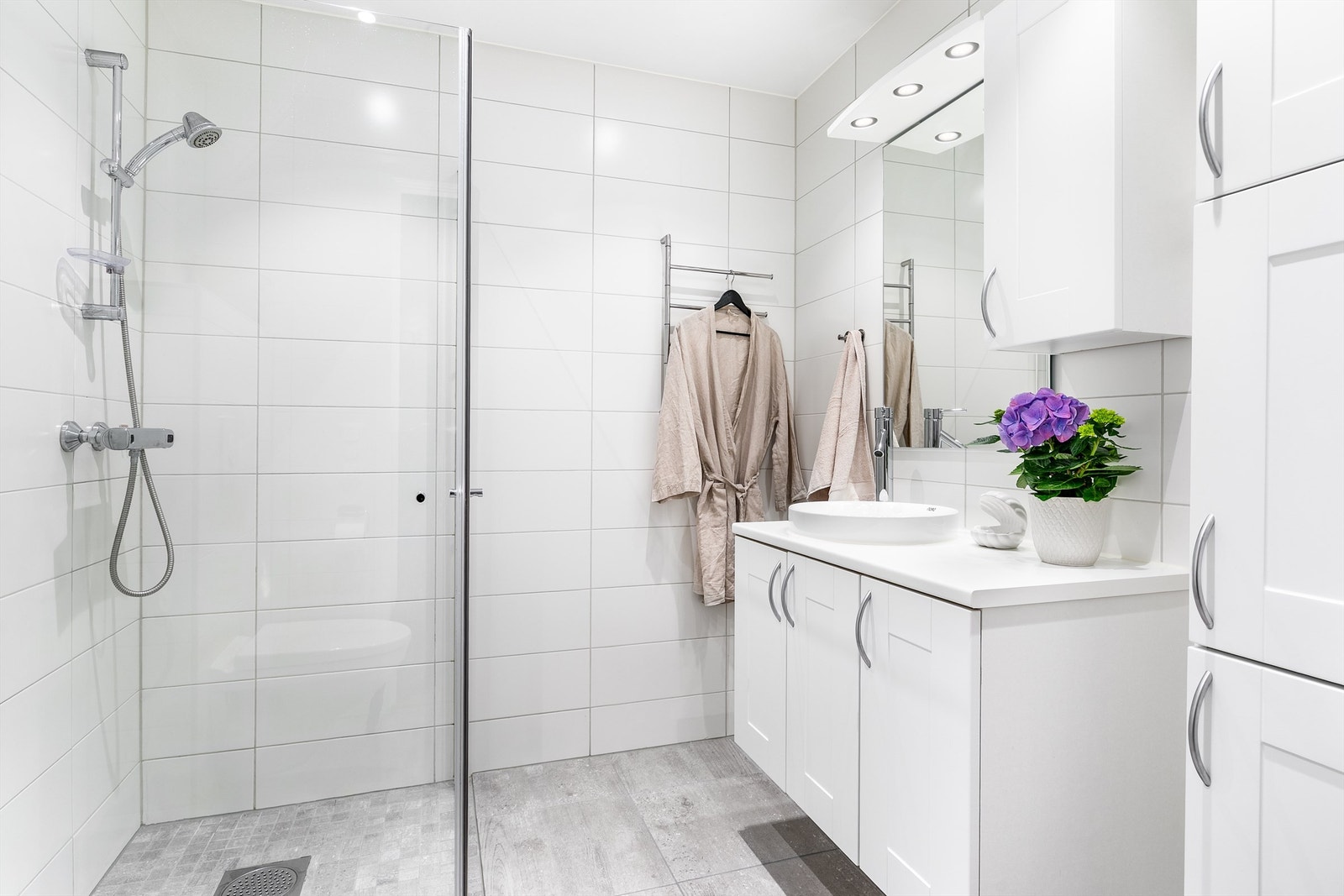 Badets møbler er i samme stilretning som kjøkkeninnredningen og tilbyr mange oppbevaringsmuligheter. Galleribilde