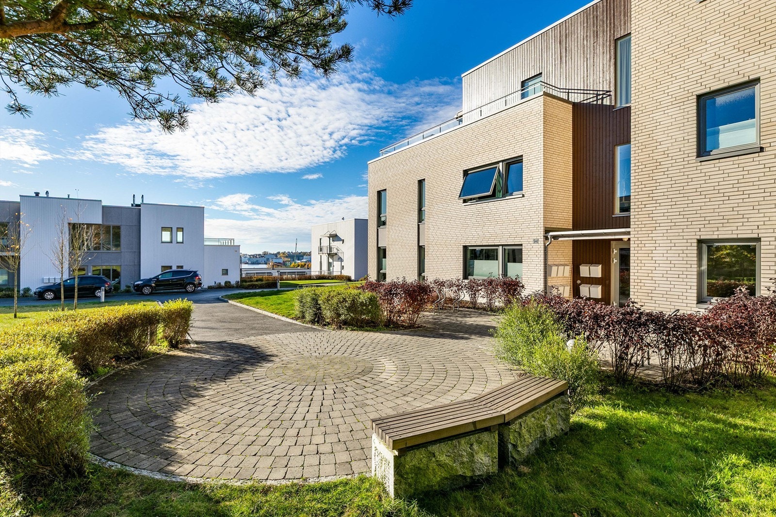 Fellesarealene er pent opparbeidet i parkmessig stand og holdes velstelt i regi av borettslagets styre. Galleribilde