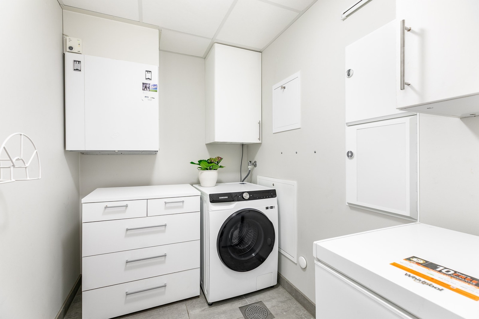 Teknisk rom i leiligheten er også tilrettelagt for vaskemaskin. Galleribilde