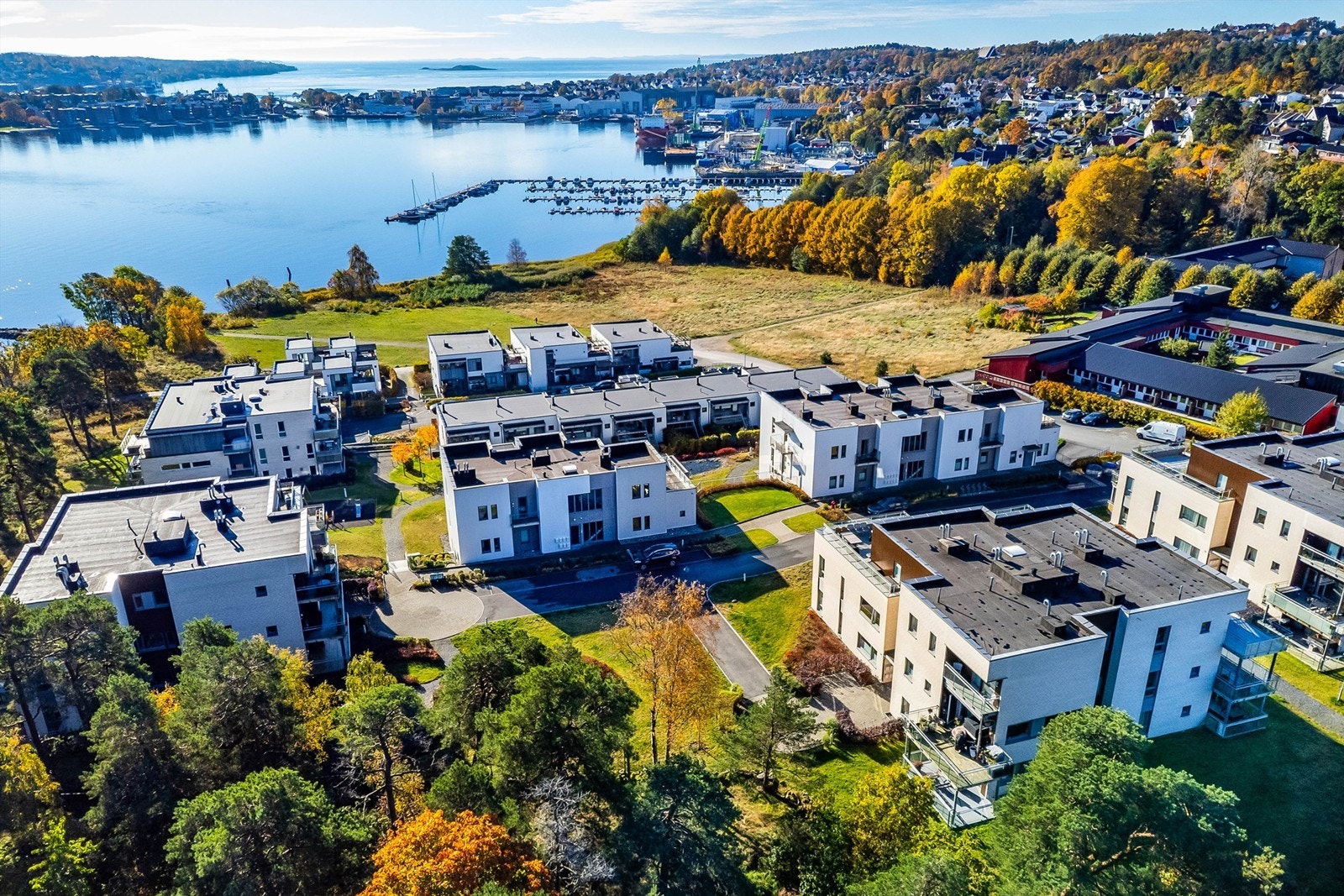 Ned til vannkanten og flott badestrand er det kun kort tusleavstand. Galleribilde