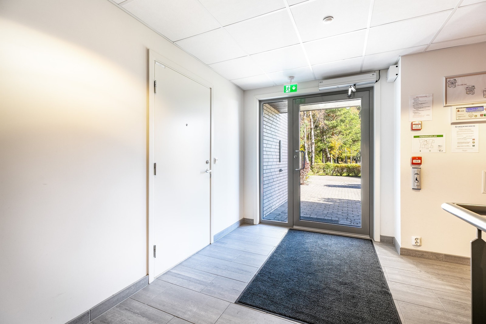 Til leiligheten er det meget enkel adkomst, trinnfritt via hovedinngangen. Det er heis til alle etasjer, kjelleren inkludert. Galleribilde