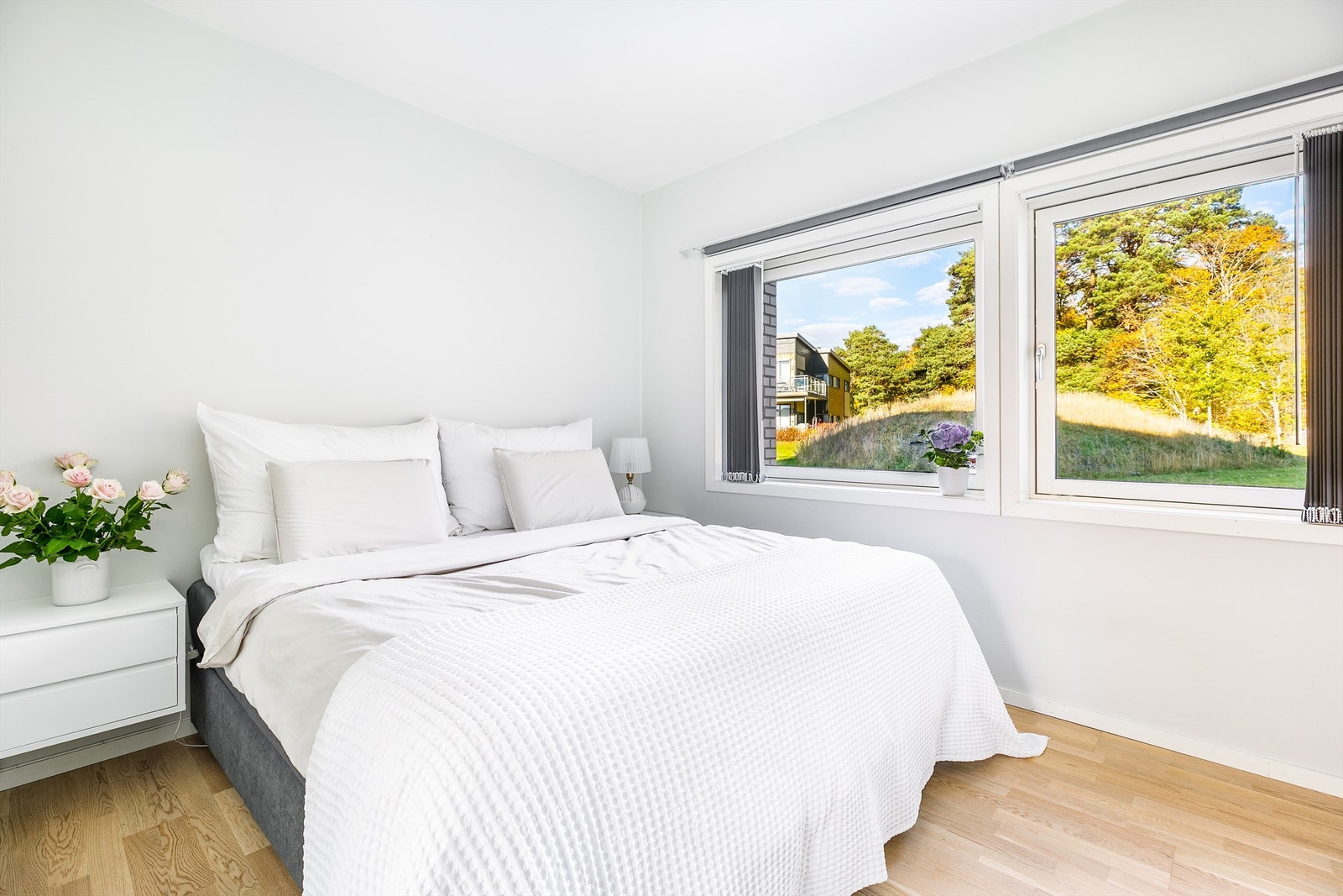 I hovedsoverommet kan du både våkne og sovne til utsyn mot skogkanten. Rommet er i praksis uten direkte innsyn. Galleribilde