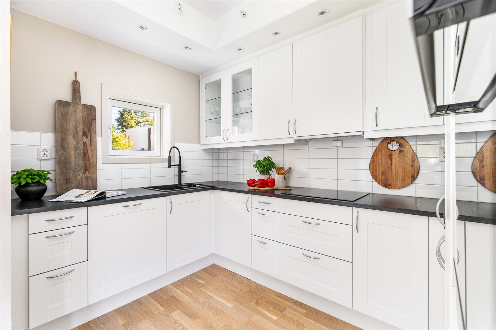 Kjøkkenet har innredning fra Aubo som rundt 2021 ble oppgradert med blant annet sokkelskuffer, hjørnekaruseller, ny vask i kompositt og nytt armatur. Galleribilde