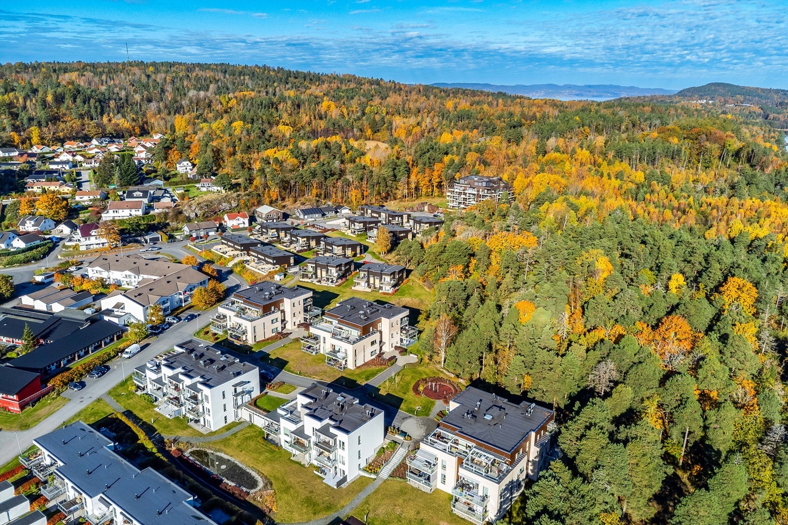 Leiligheten er tilknyttet Perlebukta Borettslag som består av i alt 47 andelsleiligheter. Galleribilde